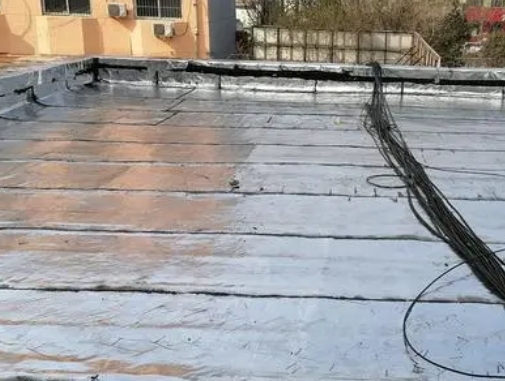 林口卫生间漏水维修公司分享下林口屋面楼顶防水刚性防水层施工要点。